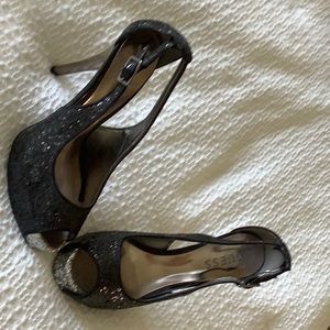Guess barely excellent condition 4 inch heals